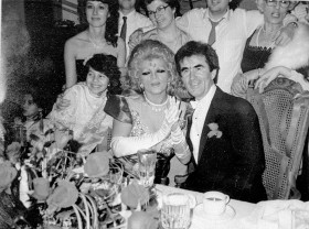 Kilkadziesiąt lat temu takie sceny nie tak często trafiały na łamy prasy. Wesele po ślubie Wioletty Villas i Tadeusza Kowalczyka. Chicago,  styczeń 1988 r.
