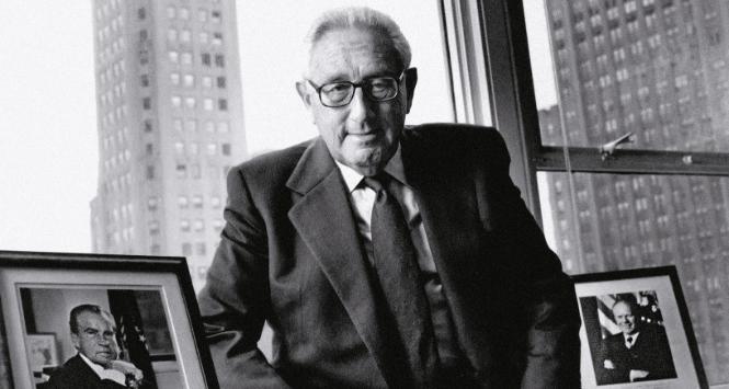 Henry Kissinger po odebraniu Pokojowej Nagrody Nobla w 1973 r. Obok niego portrety Richarda Nixona (z lewej) i Geralda Forda.