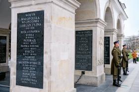 Tablica pamiątkowa na Grobie Nieznanego Żołnierza upamiętniająca m.in. poległych w Hanaczowie została odsłonięta 10 listopada 2017 r.