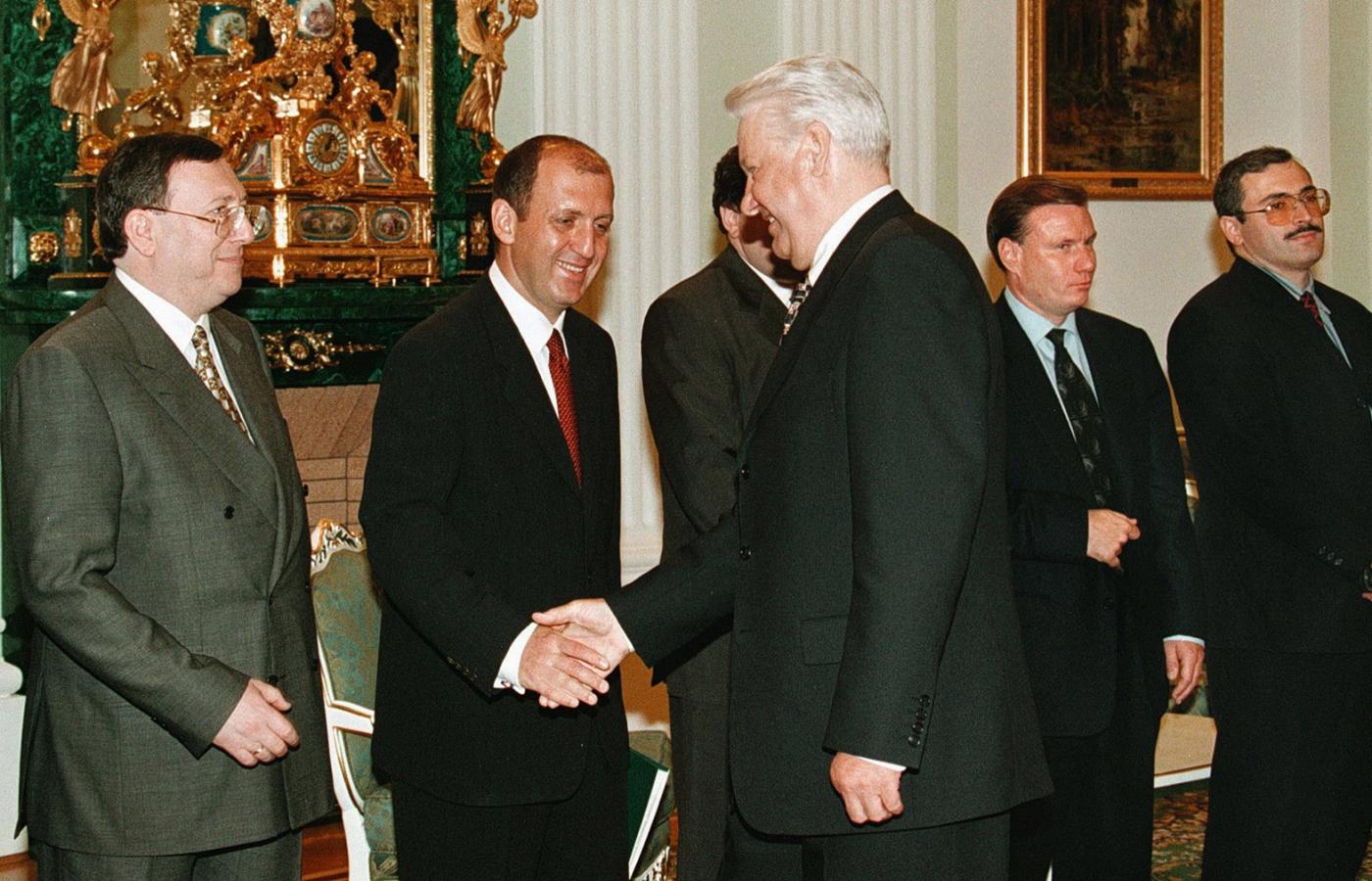 Spotkanie oligarchów z Borysem Jelcynem na Kremlu, 1998 r. Pierwszy od lewej: Władimir Gusinski, pierwszy od prawej: Michał Chodorkowski, drugi od prawej: Władimir Potanin.