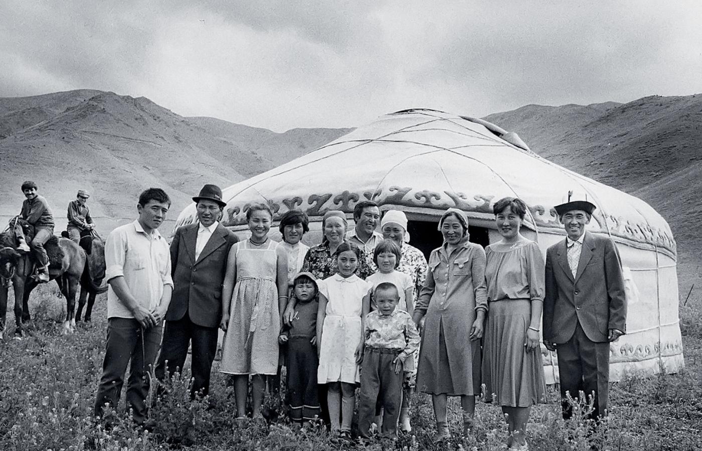 Kirgiska rodzina przed jurtą, 1988 r.