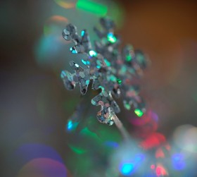 Kryształ lodowy płatka śniegu w odpowiednim oświetleniu potrafi skrzyć się wszystkimi kolorami tęczy.