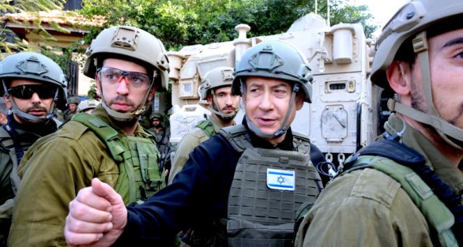 Premier Beniamin Netanjahu z izraelskimi żołnierzami