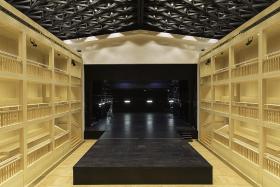 Wnętrza teatru, w odróżnieniu od monumentalnej elewacji, są jasne, kameralne i przyjazne. Stanowi oryginalną, współczesną wariację na jego temat szekspirowskiego teatru Globe.