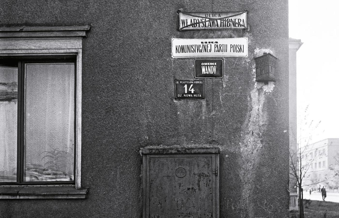Zmiana patrona ulicy – stara przekreślona tablica Władysława Hibnera i nowa z nazwą Komunistycznej Partii Polski, Nowa Huta, Kraków, 1959 r.