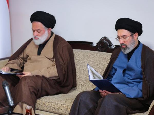 Modżtaba Chamenei (z prawej) odwiedza biuro Hezbollahu w Teheranie. 18 listopada 2024 r.