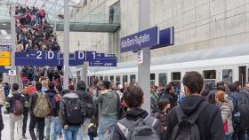 Przyjazd uchodźców z granicy niemiecko-austriackiej na stację Kolonia-Bonn Port lotniczy. Wrzesień 2015 r.