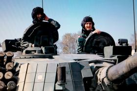 Rzecznik MON Bartłomiej Misiewicz podczas przejażdżki czołgiem.