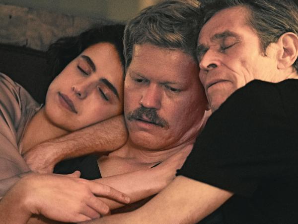 Margaret Qualley, Jesse Plemons i Willem Dafoe w jednej ze scen