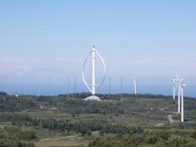 Największa na świecie turbina Darrieusa, czyli o pionowej osi obrotu. Eoliennes Gaspesie,w Quebecku w Kanadzie. Tego typu turbiny są wydajne, potrzebują jednak do rozruchu dodatkowego źródła zasilania.