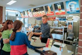 Fast food McDonald‘s. Celebrowanie rodzinnych obiadów w takich barach staje się nową tradycją, stać na to prawie każdego.