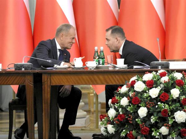 Donald Tusk i Karol Nawrocki podczas Rady Gabinetowej