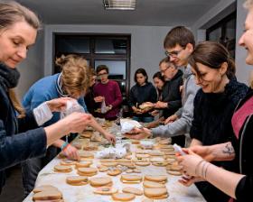 Członkowie chrześcijańskiej Wspólnoty Sant'Egidio przygotowują w kościele pw. Wszystkich Świętych kanapki na czwartkowy wieczorny posiłek z osobami bezdomnymi pod Salą Kongresową. Wspólnota dostarcza też ciepłą zupę w inne miejsca Warszawy.