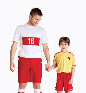 Reklama dziecięcej eskorty McDonalds, jednego ze sponsorów Euro 2012.