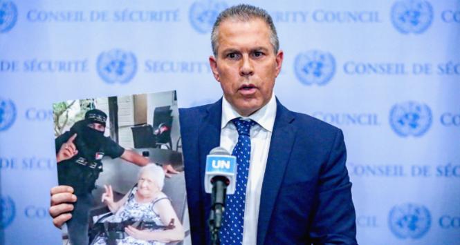 Gilad Erdan, ambasador Izraela przy ONZ, pokazuje zdjęcia propagandowe Hamasu przed posiedzeniem Rady Bezpieczeństwa, 8 października 2023 r.