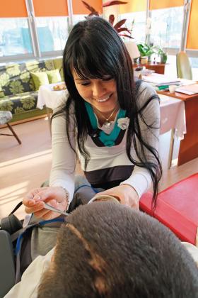 Patrycja Strzelecka karmi niewidomego męża Marcina.