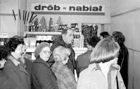 Kolejka w sklepie spożywczym, 1977 r.