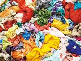 Segregacja wielu rodzajów śmieci ma sens, ale w tym przypadku mija się z celem, bo większość starych tekstyliów i tak trafia do spalenia.