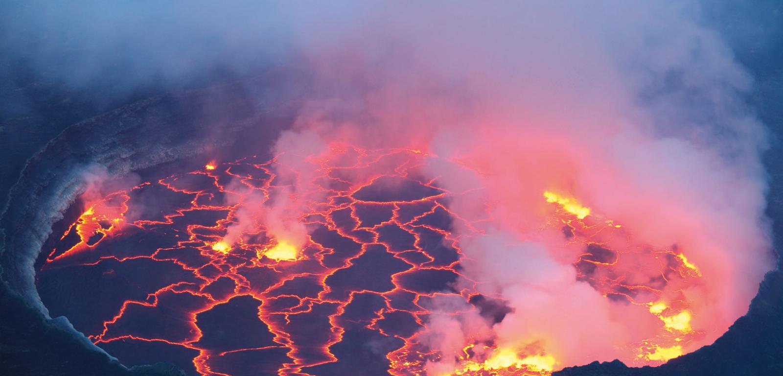 Wypełniony gorącą lawą krater wulkanu Nyiragongo w Demokratycznej Republice Konga.