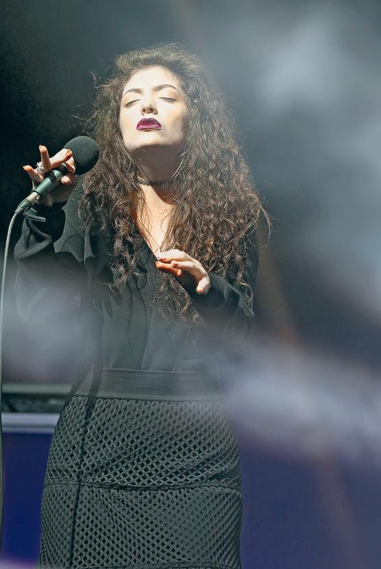Lorde uniknęła pułapek marketingu. Nie próbuje być bardziej dorosła, niż jest.
