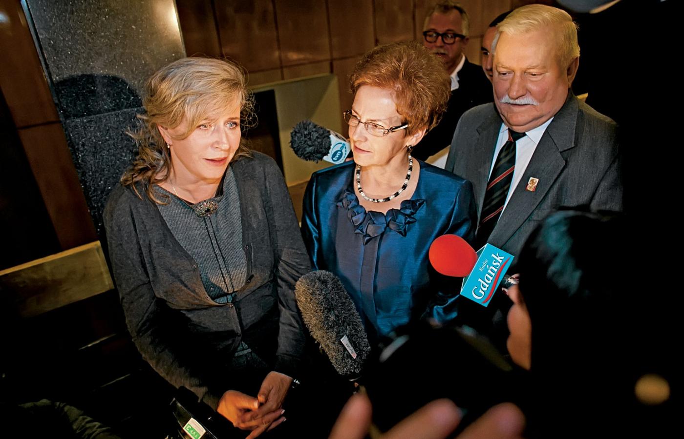 Krystyna Janda oraz Danuta i Lech Wałęsowie podczas gdańskiej premiery monodramu.