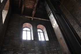 Chlewiska, wnętrze wieży glichtociągowej. Windą wodną transportowano w niej wsad  do wielkiego pieca