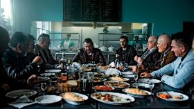 „Ślepnąc od świateł” – opowieść o tygodniu z życia warszawskiego dilera narkotyków.