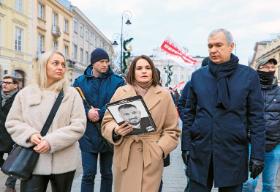 Warszawa, 26 stycznia 2025 r. Marsz Białorusinów „Nie mój wybór” w dzień wyborów na Białorusi. Na fot. od lewej: Anżelika Mielnikawa, Swiatłana Cichanouska, Paweł Łatuszka