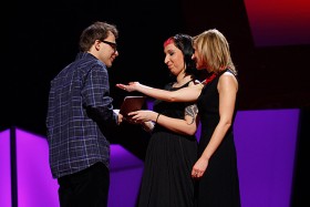 Nagrodę wręcza ubiegłoroczna laureatka Sylwia Chutnik w towarzystwie dziennikarki POLITYKI Justyny Sobolewskiej.