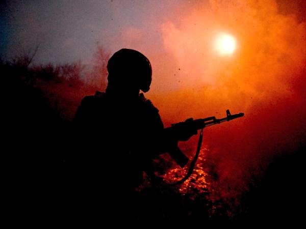 Rosyjski żołnierz odpalający pociski BM-21 Grad w kierunku Pokrowska, 2 grudnia 2025 r.