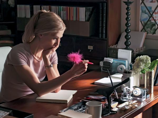 Kadr z filmu „Zaginiona dziewczyna”, reż. David Fincher