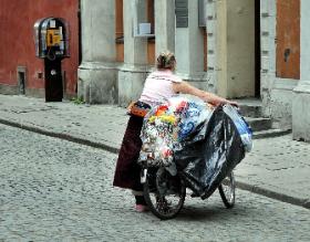 Bezdomna kobieta na warszawskiej ulicy.