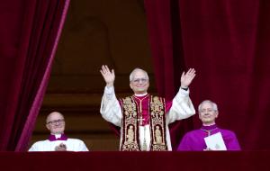 Papież Leon XIV został wybrany na pewno w czwartej rundzie głosowania kardynałów (jedna była w środę, trzy w czwartek), o czym świadczy pora wypuszczenia białego dymu z komina nad Kaplicą Sykstyńską.