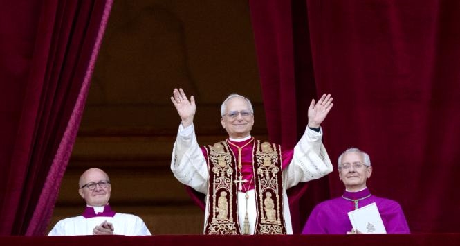 Papież Leon XIV został wybrany na pewno w czwartej rundzie głosowania kardynałów (jedna była w środę, trzy w czwartek), o czym świadczy pora wypuszczenia białego dymu z komina nad Kaplicą Sykstyńską.