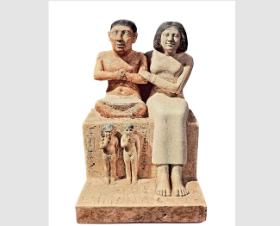 Karzeł Seneb piastował na dworze faraona Cheopsa (ok. 2620–2580 p.n.e.) wysokie urzędy, znaleziona w jego grobie rzeźba przedstawia go z żoną i dwójką dzieci.