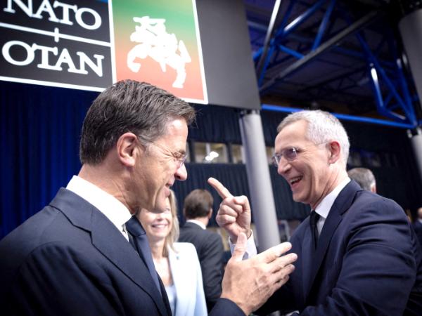 Były premier Holandii i kandydat na szefa NATO Mark Rutte oraz dotychczasowy przewodniczący Sojuszu Norweg Jens Stoltenberg podcza szczytu w Wilnie w 2023 r.
