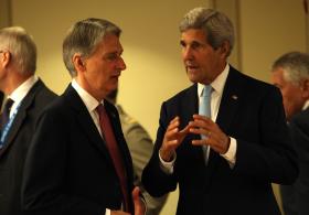 Philip Hammond i John Kerry.