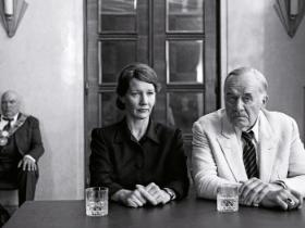 Sandra Hüller jako Eryka Mann i Hanns Zischler jako Tomasz Mann, kadr z filmu „Ojczyzna”.