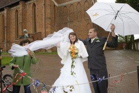 Podobno ważny jest miesiąc i data. W kalendarzu spotkały sie szczęśliwe siódemki i to był dzień wielu ślubów (mimo deszczu i silnego wiatru). Ilona i Arkadiusz Milewiczowie. Dobre Miasto, 07 lipca 2007 r.