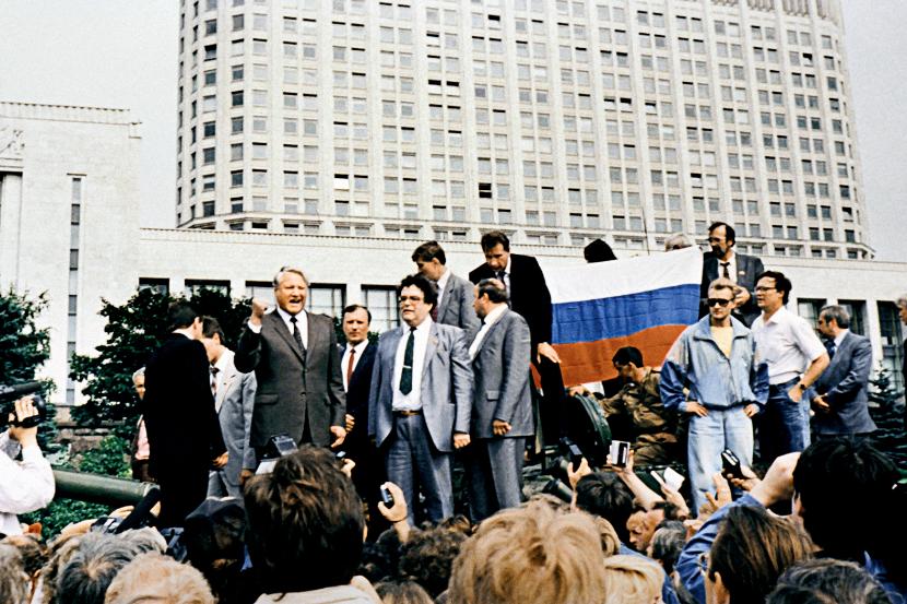 W 1991 roku Borys Jelcyn wyszedł na barykady, by powstrzymać pucz przeciwników reform demokratycznych. Dwa lata później wysłał w to samo miejsce czołgi. Zdaniem Chodorkowskiego to dowód, że władza niszczy demokratów.