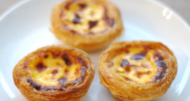 Lizbona słynie z pasteis de nata. To przepyszne babeczki z budyniowym nadzieniem.