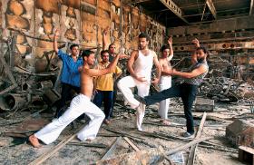 Ruiny teatru Al-Raszid. Trupa baletowa przygotowuje się do występu. Nikt im za to nie płaci, może nawet nikt nie przyjdzie ich obejrzeć.