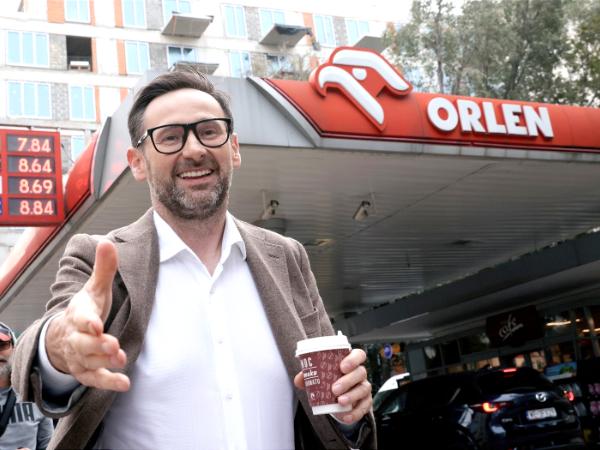 Daniel Obajtek podczas konferencji prasowej PiS przed stacją paliw Orlen. 4 września 2026 r.
