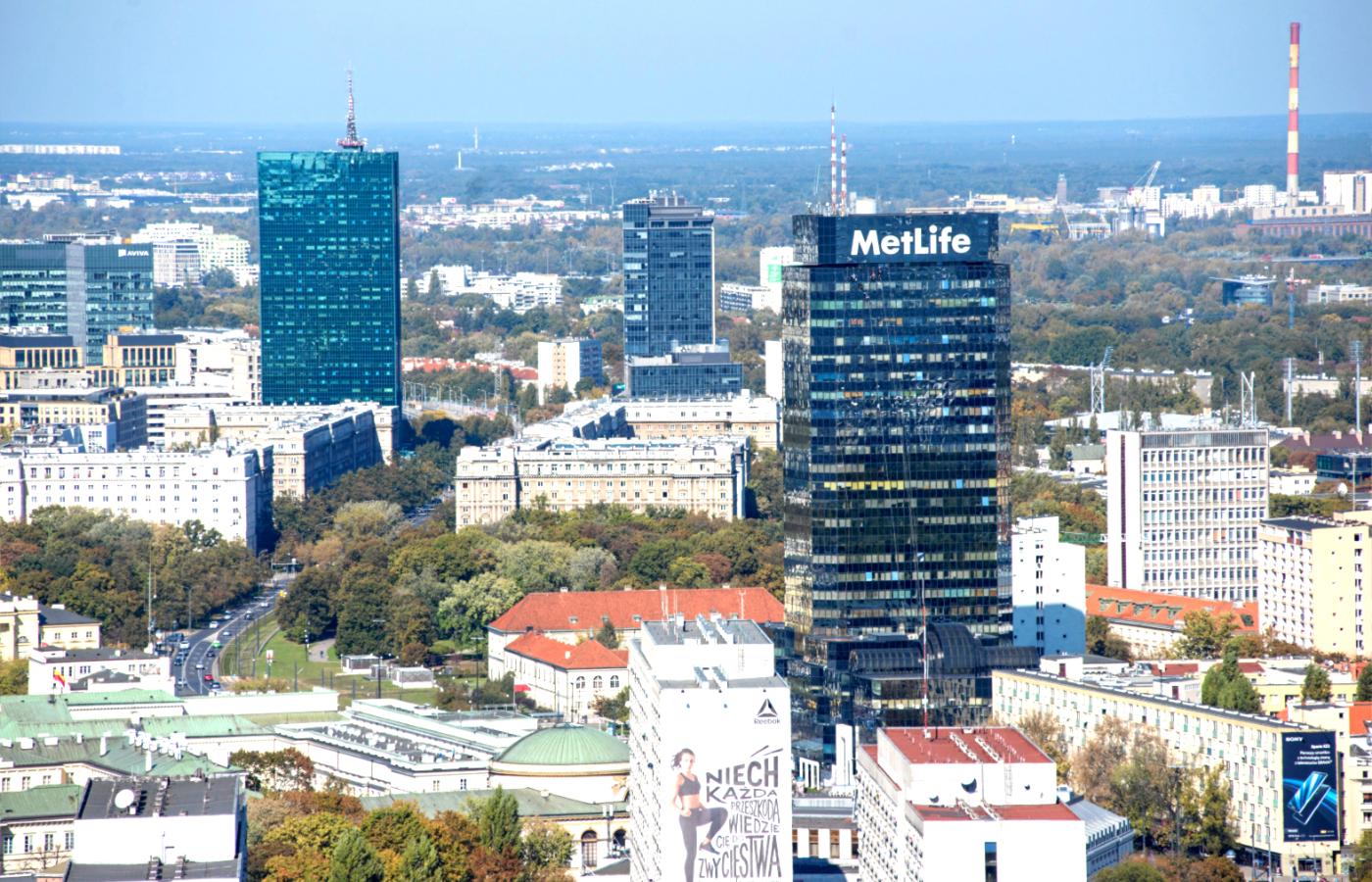 Panorama Warszawy z tarasu PKiN. Na zdjęciu m.in. wieżowce Intraco i Metlife