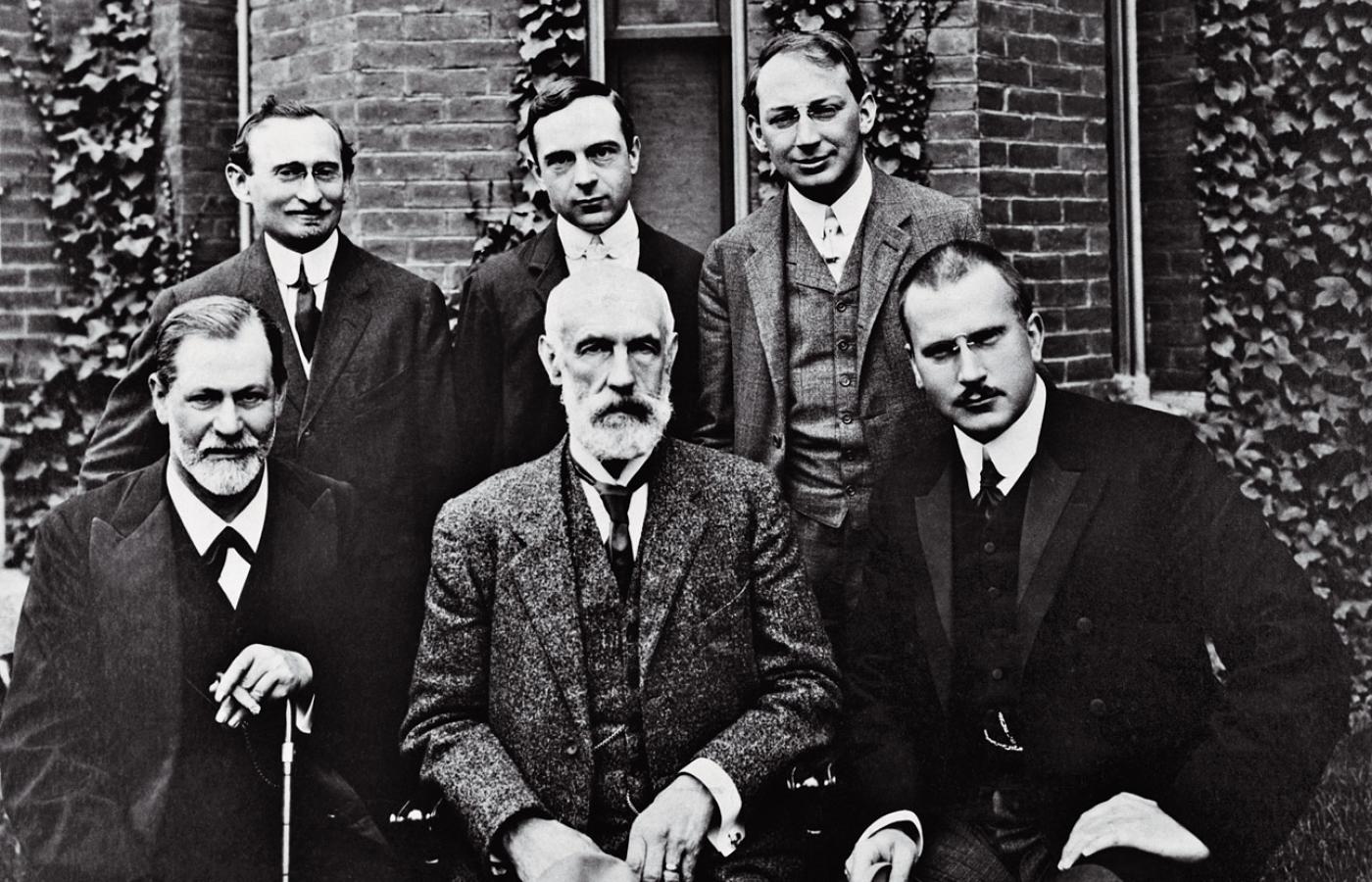 Zjazd psychiatrów w Worcester, 1908 r., pierwszy z lewej Zygmunt Freud, pierwszy z prawej Carl Gustav Jung.