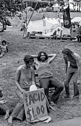 Uczestnicy muzycznego festiwalu Power Ridge (USA, 1970 r.) sprzedają LSD po 1 dol. za tabletkę.
