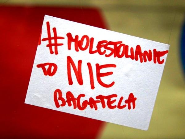 Kartki naklejone na Teatrze Bagatela w Krakowie