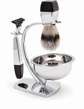 Zestaw do golenia Hinz. W czasach ogólnego pośpiechu i elektrycznych golarek ten zestaw pozwoli co dzień rano każdemu mężczyźnie spojrzeć sobie prosto w oczy. Aby na przykład odpowiedzieć na pytanie, jak żyć. www.czerwonamaszyna.pl Cena: 138–172 zł.