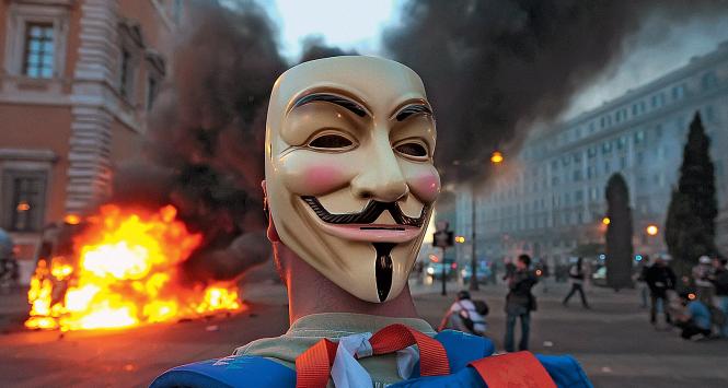 Marsz Oburzonych 15 października 2011 r., tu na ulicach Rzymu. Ich gadżetem stała się replika maski Guya Fawkesa, XVII-wiecznego spiskowca angielskiego.