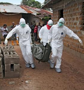 Sanitariusze z ciałem ofiary wirusa eboli, Monrowia w Liberii